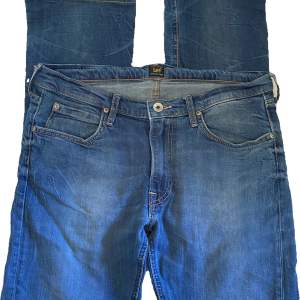 Raka lågmidjade Lee jeans ⭐️ jag skulle säga att dem passar en strl S/36 då lappen inte är kvar 🫶🏻