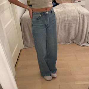 Jeans - Ett par sköna monki jeans, använt ett par gånger men inget som syns. 