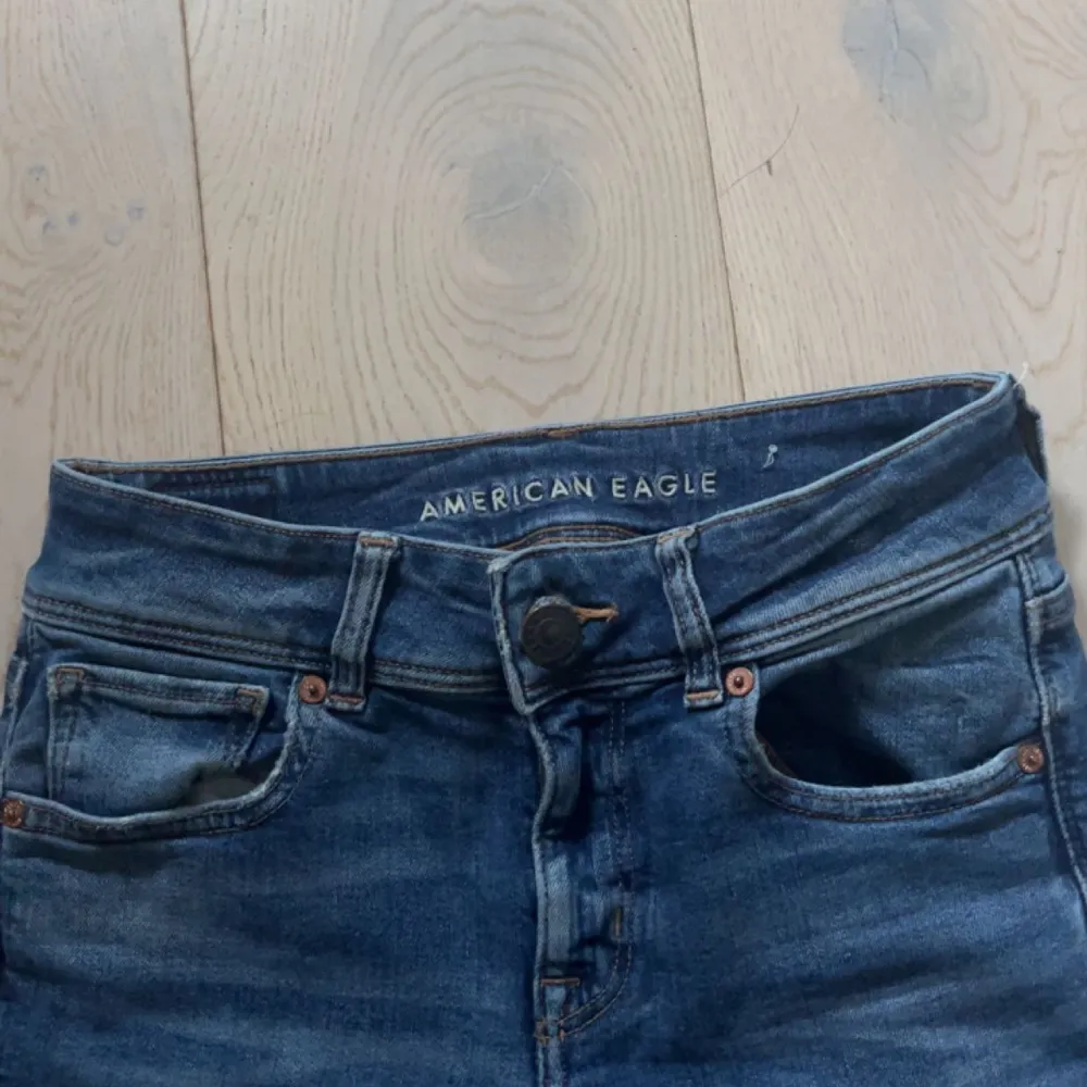 Bootcut jeans från american eagle💙 Använd ett par få gånger, men har inga synliga skador, innerbenslångd: 82 cm midja: 32 cm💕 Frakt ingår inte i priset, o använd gärna köp nu funktionen. Pris kan diskuteras💓💓Är 175 cm lång . Jeans & Byxor.