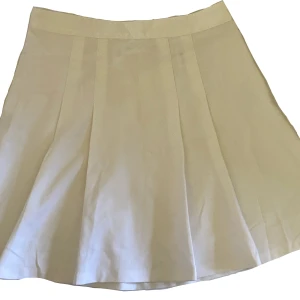 vit kjol - super söt vit veckad kjol från Monki ⭐️