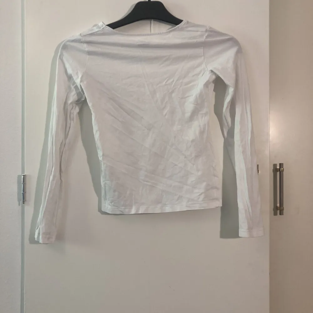 Jättefin vit tröja, senast använd för några månader sedan. Säljer för att den er för liten! . Toppar.