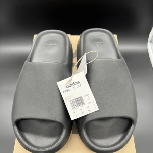 Yezzy slide onyx - Säljer mina❕ yze slide onyx helt nya allt kommer med snabb affär 900kr 🚚KVITTO FINNS OCH BOX ✅
