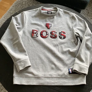 Hugo boss sweatshirt  - Säljer en skön Hugo boss sweatshirt i grå riktigt clean i storlek L men sitter som m.