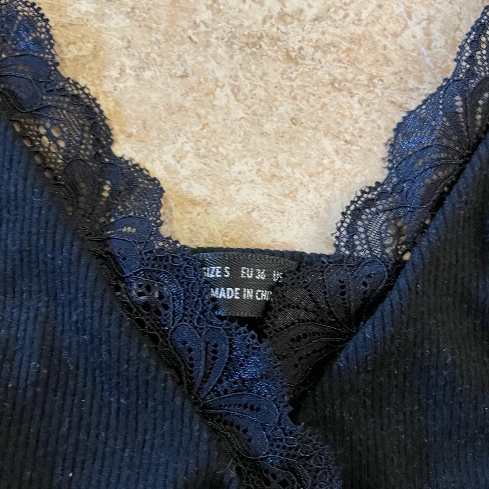svart lace cropped-linne från shein.  är storlek small men denna jätte små för mig. köparen står för frakt. dm om ni har frågor🥰. Toppar.