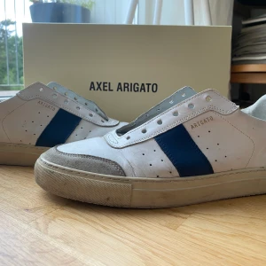 Arigato dunk v2  - Köpta för två år sedan i arigatos butik i Göteborg och har använts lite från och till sen dess. Skick 7/10. Skosnören följer med!