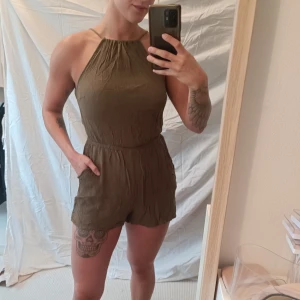 Playsuit  - Med fickor, och halvöppen rygg