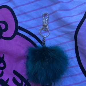Grön Pom-Pom till nycklar - Säljer för att den inte är min stil och den används ej. Fluffig och ägde inga fläckar. Klicka på köp om du vill köpa, kontakta om du har frågor!