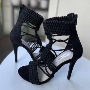 Klackskor - Nya klackskor från Nelly i stl 35. Har ej använts. 