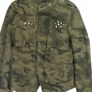 Zara military jacket  - Militär jacka/kavaj från zara med strass. I gott skick och storlek m men mer en s. 