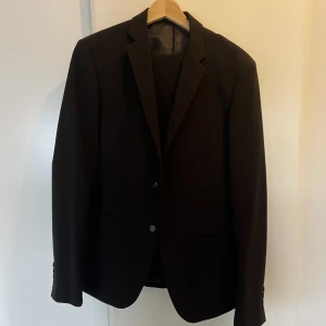 KOSTYM J.LINDBERGH STORLEK 48 - Hejsan! Säljer nu en kostym då den är för liten för mig.  Storlek 48. Bra skick använd fåtal gånger.  Skriv för mer bilder. /Kim