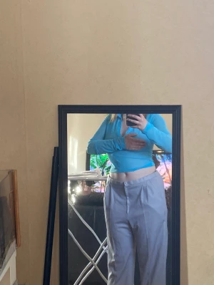 Blå genomskinlig tröja - Blå genomskinlig tröja från monki 
