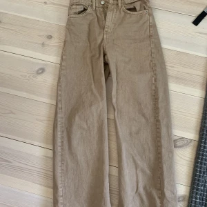 Jeans - Bruna jeans från lager 157 använda en gång. De var förlänga så sydde upp dem, det är bara att ta bort tråden så får man tillbaka hela längden.