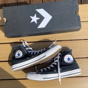Converse - Säljer mina svarta converse då de inte kommer till användning. Köptes för lite mindre än ett år sedan och är i bra skick. 