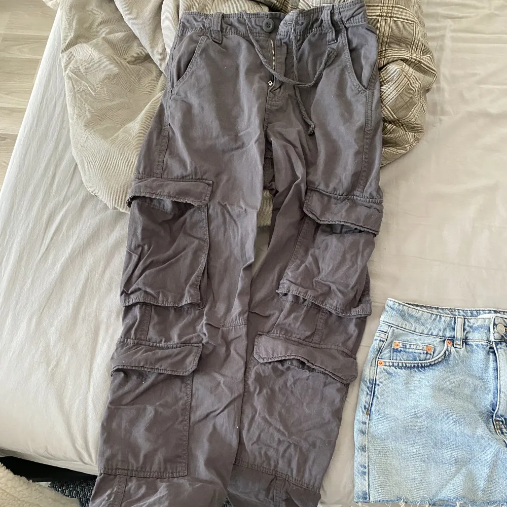 Mörk gråa cargo pants från bershka storlek xs. Behöver strykas 😅 . Jeans & Byxor.