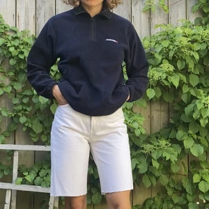 Tommy Hilfiger fleece - Vintage fleecetröja från Tommy Hilfiger. I använt men fint skick. Marinblå i färg. Med fickor och dragkedja.