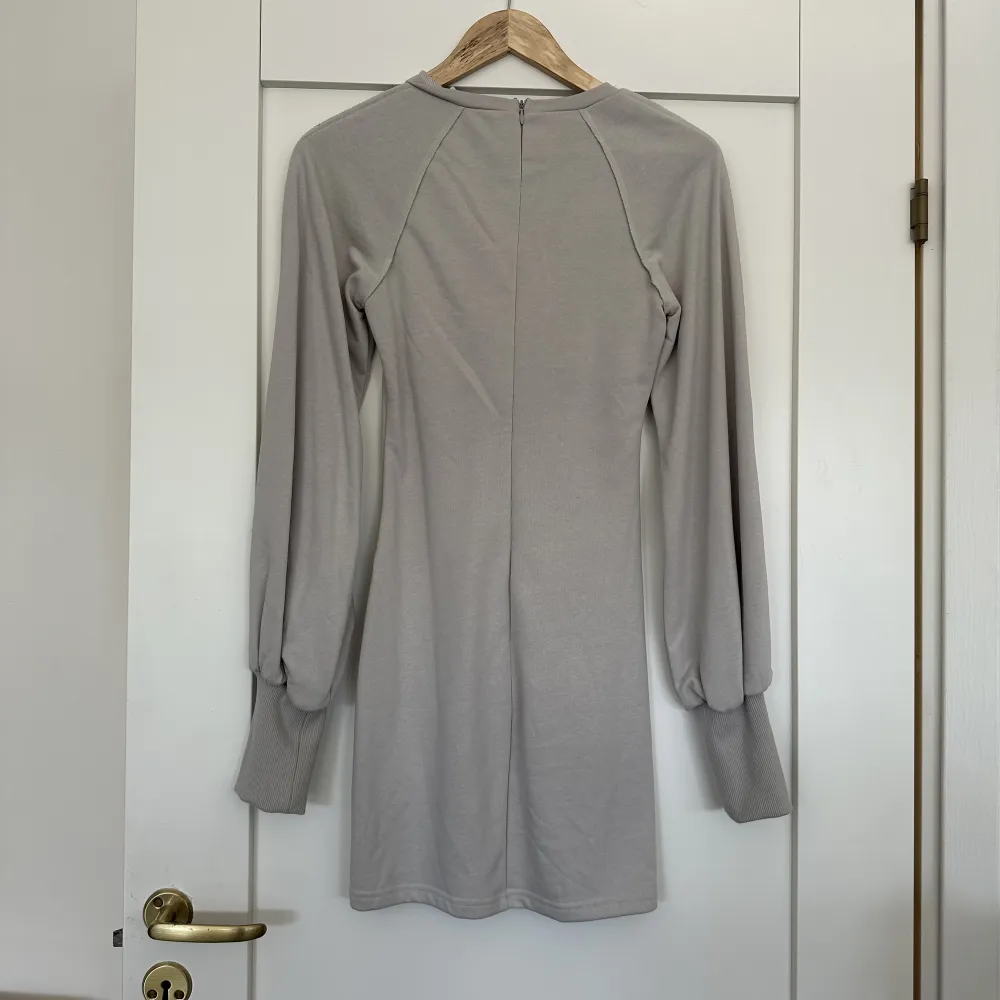 En greige klänning från Sabo Skirt (ett fint australienskt märke med väldigt bra kvalitet) i storlek S, aldrig använd. Dragkedja bak! 🐚. Klänningar.
