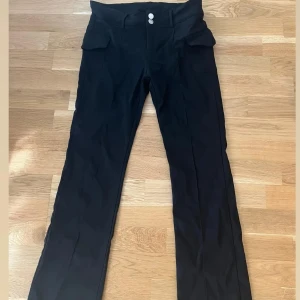 Byxor - Jätte snygga byxor. Lågmidjade. Man får ett litet rumplyft av dom. Säljer pga att jag råkade köpa 2 par🌸