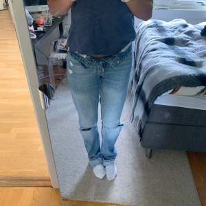 Ett par jeans från zara med hål i knärna. Storlek 36. Säljer pga att de är jätte långa för mig som är 169 cm. 