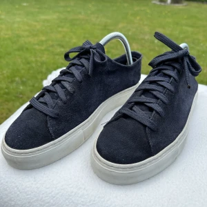 Diemme, Sneakers, Strl S - Fint skick. Mörkblå mocka. Strl 40. Skosnören är avklippta eftersom de var väldigt långa. Inget som syns.  Nypris ca 2600kr. Diemme Loria Low Sneaker Navy Suede.
