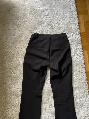 Kostymbyxor  - Jättesnygga mid Rise kostymbyxor från BikBok ☺️Önskar att dem passade mig! Men dem är för stora😫Hoppas att någon annan kan få användning för dem🥰