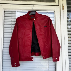 Vintage läderjacka skinnjacka leatherjacket bikerjacka motorcykeljacka läder leather jacka jacket vegan faux leather fejkläder läderimitation  - Fantastisk vintage läderjacka (ej äkta läder) säljes. Upplevs som en strl: M. 