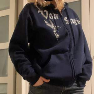 Säljer denna fina zip up hoodie med rhinestones från von studio på instagram. Saknas några stenar, skriv för fler bilder. Köpt för 700
