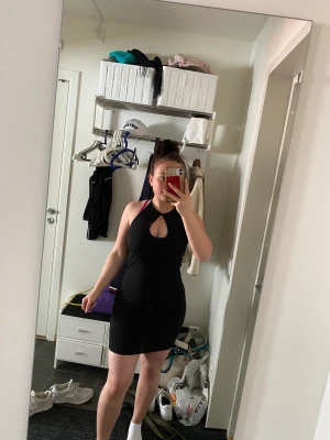 Klänning - Klänning med knytning bakom nacken/halterneck och öppen rygg, storlek M