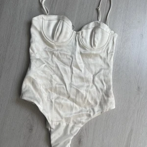 Oanvänd Zara bodysuit - Superfint linne till sommaren, helt oanvänd pga liten storlek. Storlek S men skulle säga den passar bättre på XS