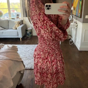 Slutsåld zara klänning  - Säljer nu denna slutsålda zara klänning som inte går att få ta på längre. Använd få tal gånger. Passar så fint nu i sommar!! Buda🌸