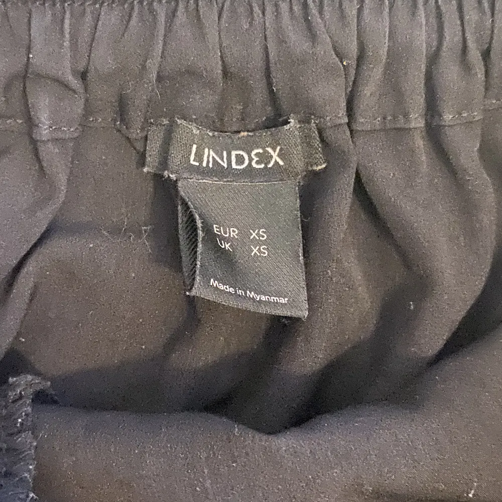 Svart volang kjol från Lindex! Knappt använd🫶🏼. Kjolar.