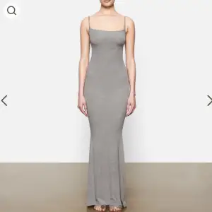 Säljer min så fina klänning från Skims. Endast använd en gång. Säljer då jag inte får användning för den. Köpt för 895 kr. 🌸