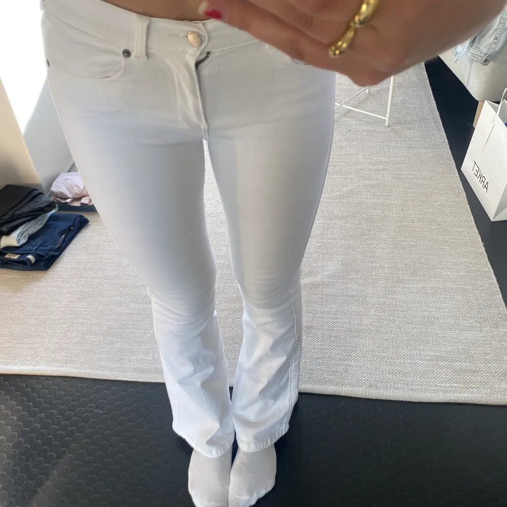 Skit snygga vita jeans som är perfekta nu till sommaren☀️😊från dr.denim. Jeans & Byxor.