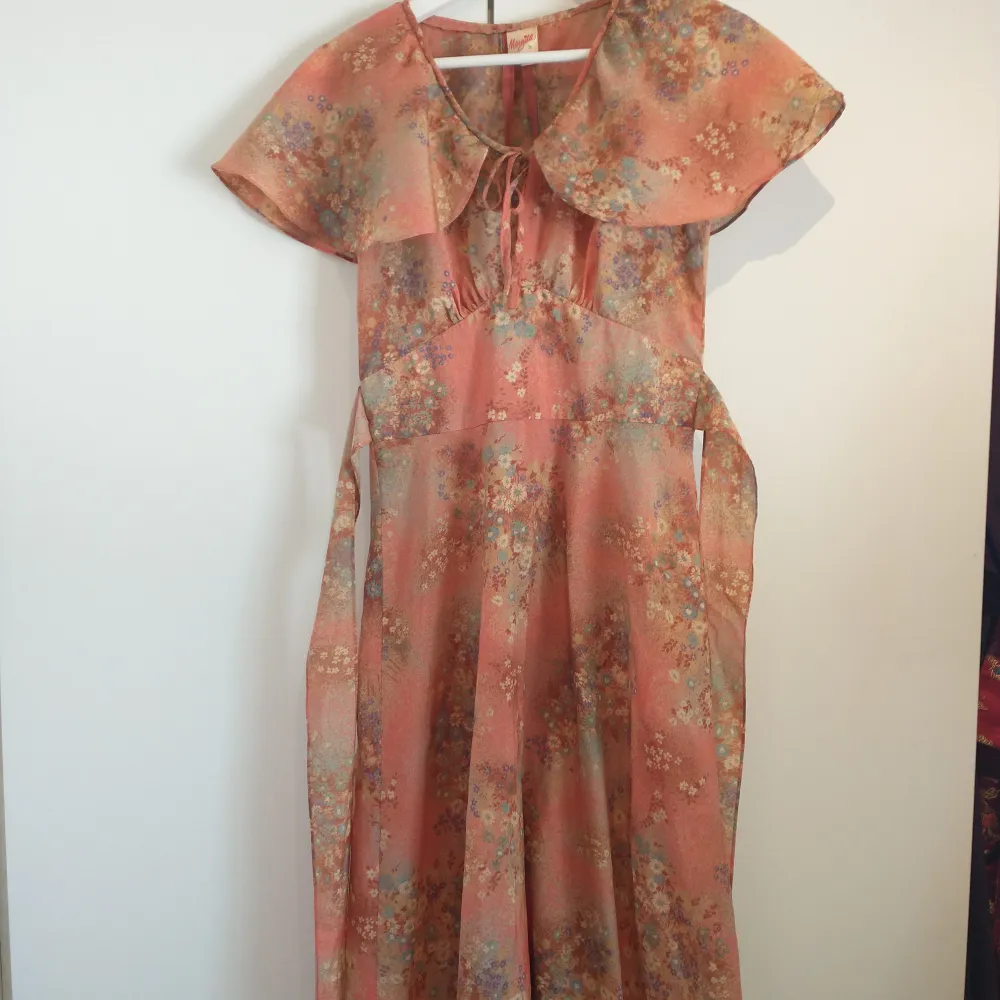 Vackraste vintageklänningen! Köpt second hand, väldigt fint skick. Står storlek 36 men skulle säga att den är som en XS. Klänningar.