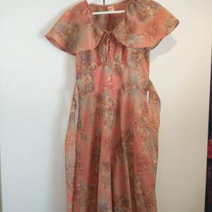 Vackraste vintageklänningen! Köpt second hand, väldigt fint skick. Står storlek 36 men skulle säga att den är som en XS