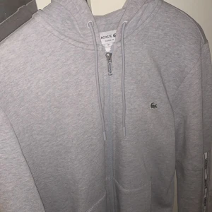 Lacoste kofta - Storlek M stor i storleken 
