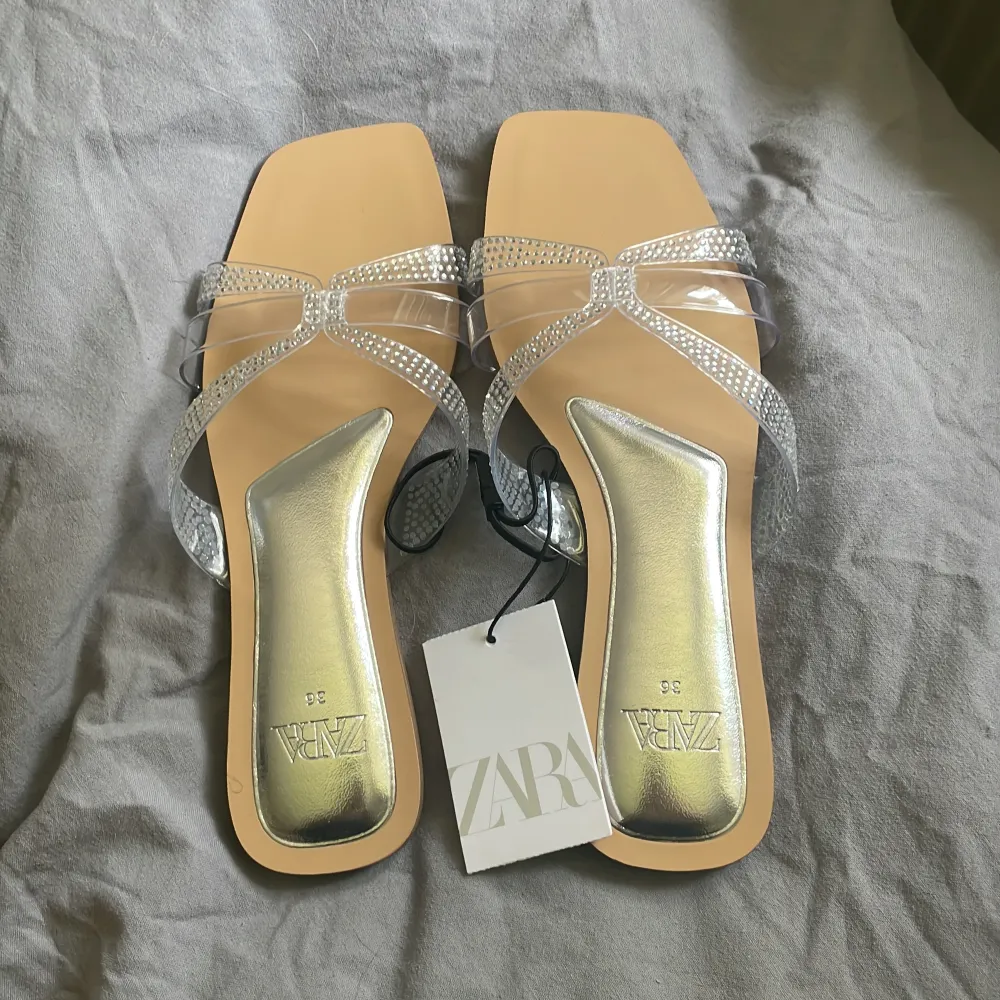 Säljer helt nya sandaler från Zara då jag inte returnerade i tid. De är i storlek 36, men passar mig som vanligtvis har 37🥰🥰. Skor.