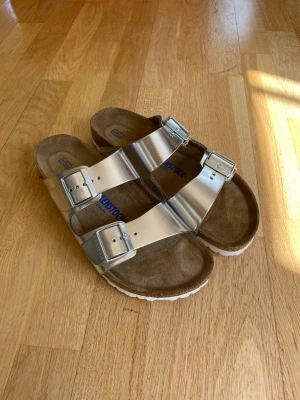 Birkenstock - Helt nya birkenstocks i silver, storlek 42. Säljer pga fel storlek.  Pris kan diskuteras. 