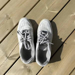 Airforce 1 skor  - Säljer dessa airforce 1 med högre sula. Köparen står för frakten💕