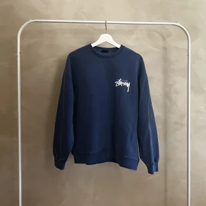 Stussy Crewneck - En äldre stussy tjocktröja. Är storlek medium men sitter oversized så passar large perfekt också.