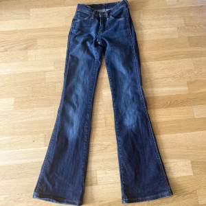 Bootcut jeans från wrangler typ medelhöga i midjan 💘