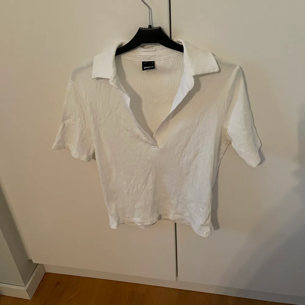 Vit ribbad t-shirt som inte kommer till användning - Kanappt använd - Storlek L - Ordinare från Gina Tricot - Köparen betalar för frakt - Inga returer - Betalning via köp direkt . T-shirts.