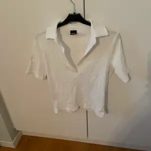 Vit ribbad t-shirt som inte kommer till användning - Kanappt använd - Storlek L - Ordinare från Gina Tricot - Köparen betalar för frakt - Inga returer - Betalning via köp direkt 