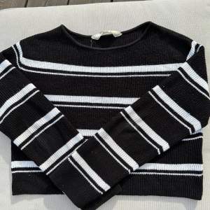 Jätte snygg och trendig stickad randig tröja, från H&M och är i strl 140. 💕