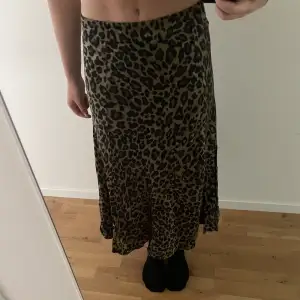 Leopardmönstrad kjol från zara. Storlek L men passar mig som vanligtvis bär S. Kan bäras både som lågmidjad och högmidjad