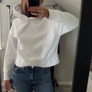 Vit Hoddie  - Vit Hoddie från Zara i storlek XS!
