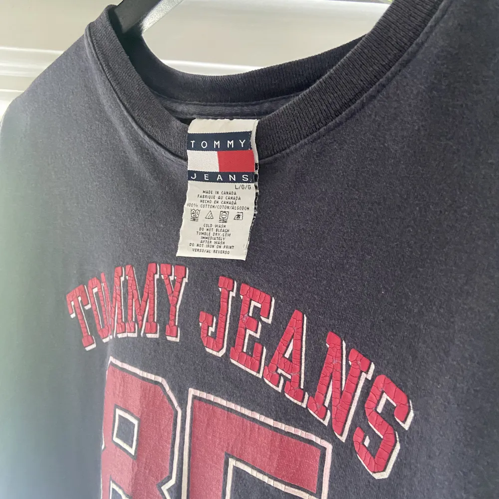 Oversized vintage tröja från Tommy Hilfiger! Inköpt på beyond retro. Passar både M/L . T-shirts.