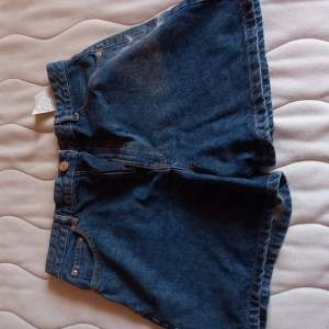 Snygga jeansshorts från Pull&Bear!! Använd 1 gång. Ljusare färg irl. Strl 44 men små i storlek, skulle även passa en strl 40. 