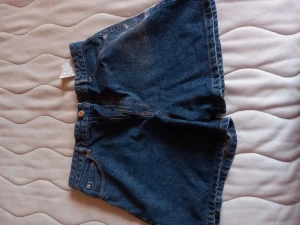 Jeansshorts - Snygga jeansshorts från Pull&Bear!! Använd 1 gång. Ljusare färg irl. Strl 44 men små i storlek, skulle även passa en strl 40. 