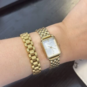 Medusa armband  - Armband från medusa essentials, knappt använt då jag fick klockan strax efter jag köpte armbandet. Längden är 16,5 cm och det är rostfritt stål. 300 kr eller bud 💓