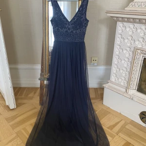 Balklänning - Köpt på Zalando för 1036 kr för ett par år sedan, finns ej kvar i deras sortiment. Helt oanvänd. Dragkedjan är lite seg vid ett ställe, kom så när jag beställde, men den går att få igen! Kan mötas upp i Örebro. Passar även längre tjejer, jag är runt 170